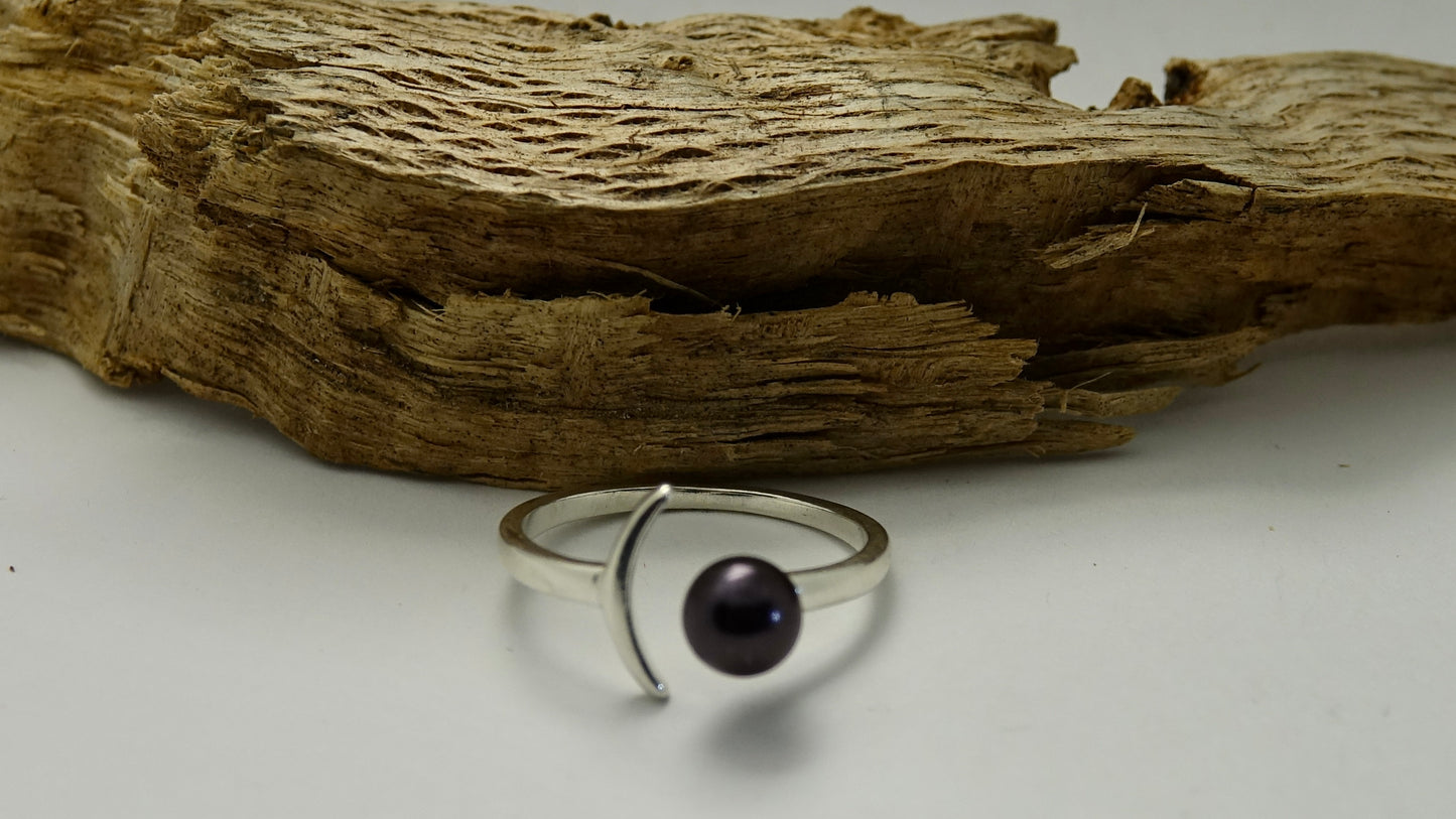 Black Pearl Moon Ring - 5.5mm Pearl - Size 8