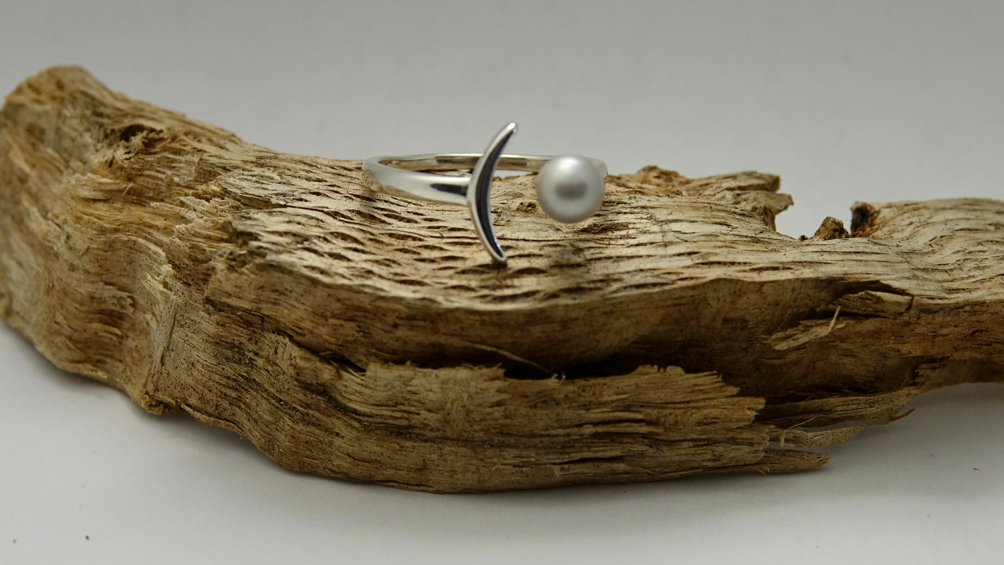 Grey Pearl Moon Ring - 5.5mm Pearl - Size 8