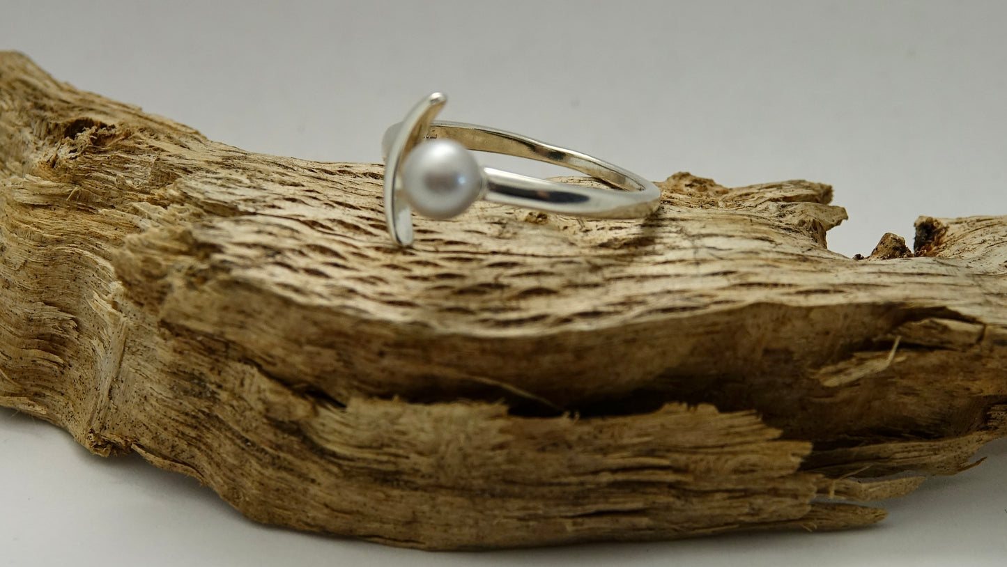 Grey Pearl Moon Ring - 5.5mm Pearl - Size 8