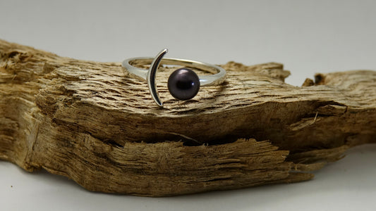 Black Pearl Moon Ring - 5.5mm Pearl - Size 8
