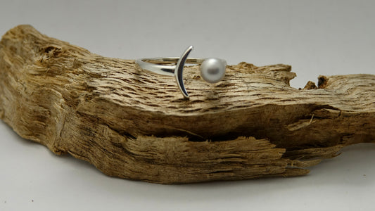 Grey Pearl Moon Ring - 5.5mm Pearl - Size 8